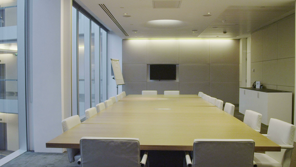 Sisänäkymä tyhjään kokoushuoneeseen suuressa nykyaikaisessa toimistorakennuksessa
 - Materiaali, video