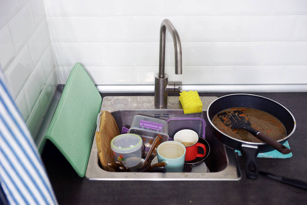 Évier plein de vaisselle sale - Photo, image