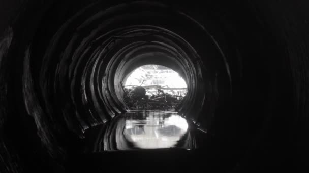 Tubería de drenaje de hormigón dañado, colector del sistema de alcantarillado de la ciudad, vista desde el interior, timelapse. - Imágenes, Vídeo