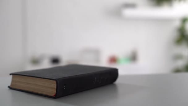 Η Αγία Γραφή κλείνει. Αγία Γραφή για το μικρό παλαιωμένο ξύλινο τραπέζι - Πλάνα, βίντεο