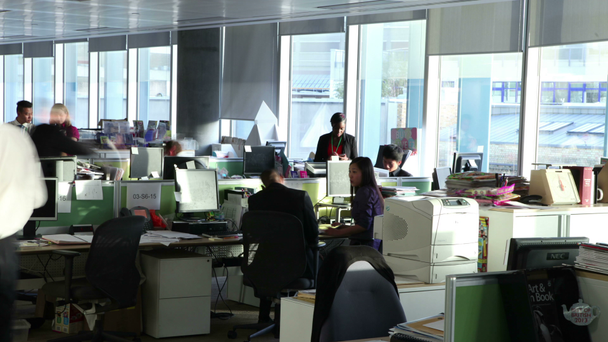 Employés de bureau occupés travaillant ensemble
 - Séquence, vidéo