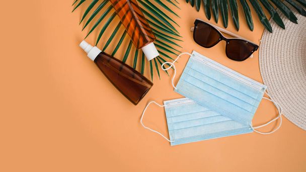 Straw beach hat, sunglasses, protection spf cream, medical mask. Beach accessory - Фото, зображення