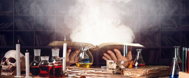 Alquimista haciendo poción en laboratorio - Foto, imagen