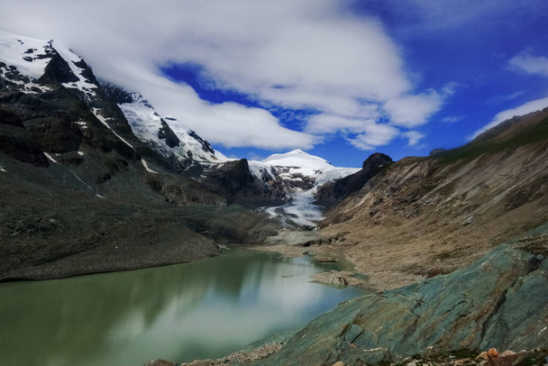 montagnes magnifiques avec neige et un glacier avec ciel bleu en été - Photo, image