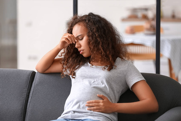 Stressaantunut raskaana oleva afroamerikkalainen nainen kotona - Valokuva, kuva