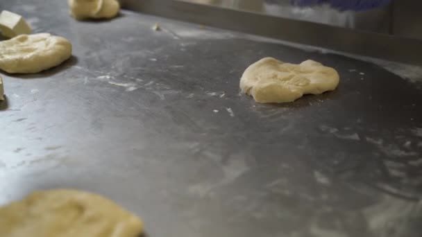 zbliżenie rąk piekarzy wymieszać ciasto z margaryną. koncepcja robienia bułek w piekarni - Materiał filmowy, wideo