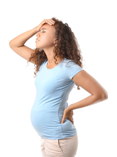Напряженная беременная афроамериканка на белом фоне - Фото, изображение