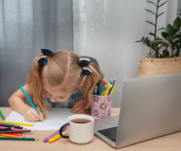 Roztomilé dívka dělá domácí úkoly ve svém pokoji doma - Fotografie, Obrázek