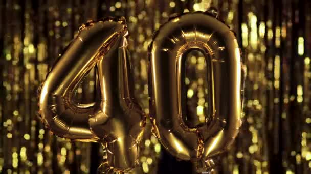El número de oro 40 cuarenta está hecho de una bola inflable sobre un fondo amarillo. Uno de los números completos. Cumpleaños, aniversario, concepto de fecha - Imágenes, Vídeo