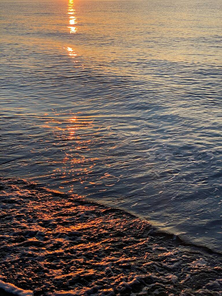 Strand water in de zonsopgang - Foto, afbeelding