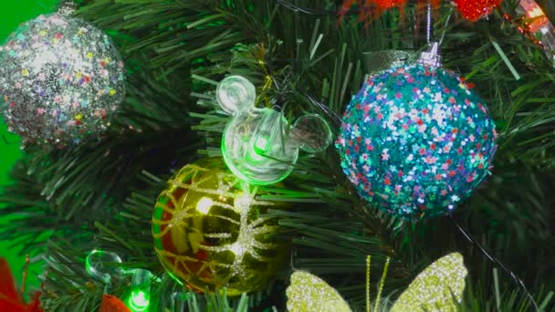 Közelkép a karácsonyfa dekorációk zöld háttér - Felvétel, videó