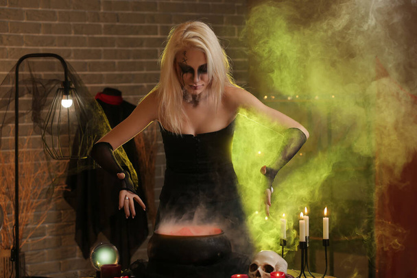 Ведьма делает зелье во время ритуала черной магии - Фото, изображение