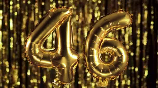 O número dourado 46 quarenta e seis é feito de um balão inflável sobre um fundo amarelo. Um dos conjuntos completos de números. Aniversário, aniversário, conceito de data - Filmagem, Vídeo