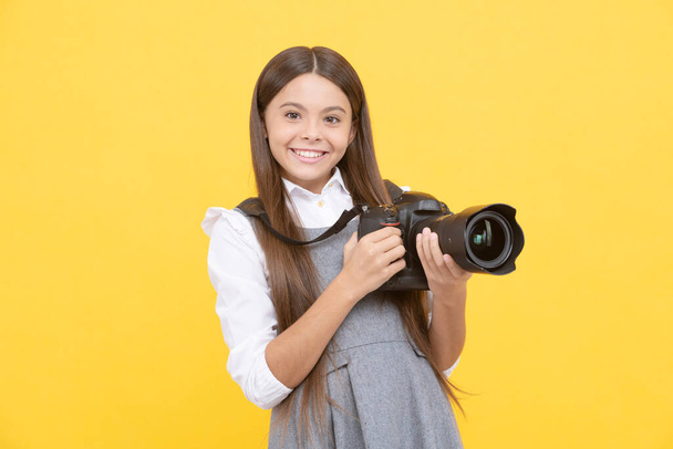 χαρούμενο κορίτσι παιδί τραβήξει φωτογραφία με digicam, φωτογραφία. - Φωτογραφία, εικόνα