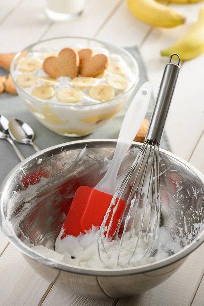 Metal bowl, whisk and silicone spatula after whipping cream - Foto, immagini