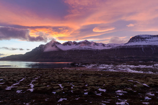 El atardecer en el fiordo de Berufjordur en el paisaje de campo de icelandic del este - Foto, Imagen