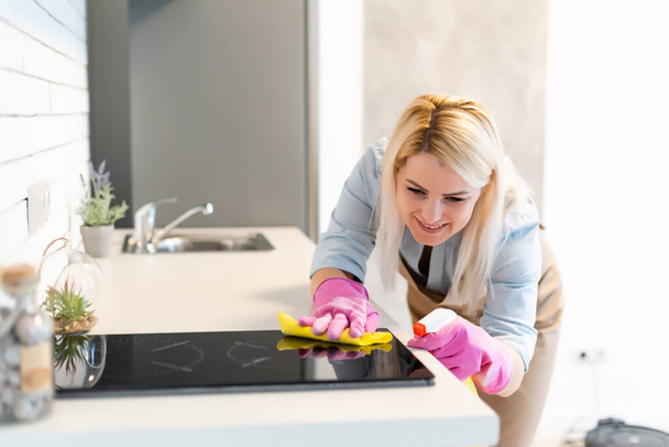 Young woman Cleaning Kitchen Cabinets - Foto, afbeelding