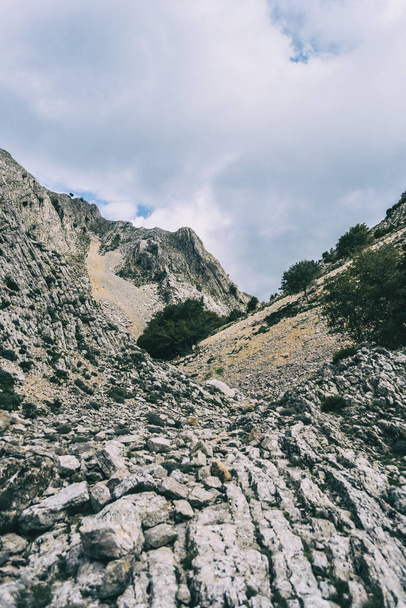 pochmurny dzień w górach naturalnego parku portów, w tarragonie (Hiszpania). Fotografia wykonana ze ścieżki trekkingowej - Zdjęcie, obraz