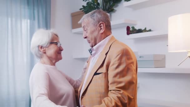 Χαρούμενο ηλικιωμένο ζευγάρι που χορεύει στο δωμάτιο του ξενοδοχείου. Αγάπη και ραντεβού στα γεράματα - Πλάνα, βίντεο