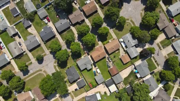 Aerial näkymä pikkukaupunkien taloja tiellä maisemaa ylhäältä asuinalueella - Materiaali, video