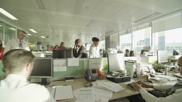 különböző üzleti csoport dolgozik együtt modern nagyváros hivatalban - Felvétel, videó