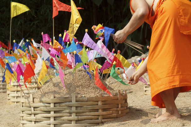 Monje budista hacer chedi arena y pin rezagos
. - Foto, Imagen