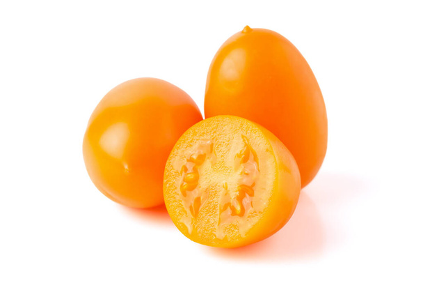 Grupo de tomates amarelos isolados sobre fundo branco - Foto, Imagem