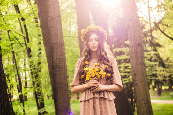 Mode Sommer Modell Mädchen mit langen Haaren. Sommer Schöne Frau mit gesunden und schönen braunen Haaren mit grünem Gras auf sonnigem Hintergrund, - Foto, Bild