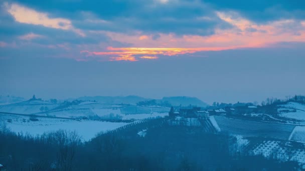 lapso de tempo ao pôr do sol: famosos vinhedos Barolo, aldeia iluminada empoleirada no topo da colina, os Alpes no fundo ao entardecer - Itália - Filmagem, Vídeo