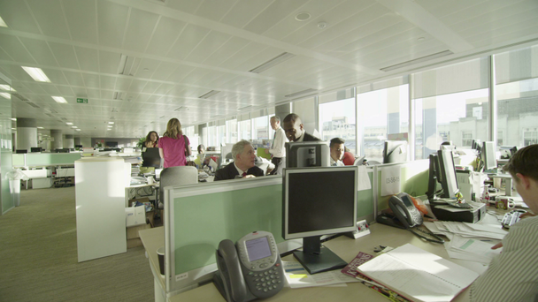 Groupe d'affaires diversifié travaillant ensemble dans un grand bureau de ville moderne
 - Séquence, vidéo