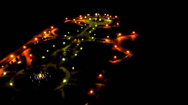 Ярославл, Росія. Стрелка (Spit), Которол впадає в річку Волгу. Вогні міста вночі, вигляд з повітря   - Фото, зображення
