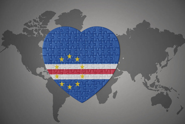 серце-головоломка з національним прапором мису Верде на фоні карти світу. 3D ілюстрація
 - Фото, зображення
