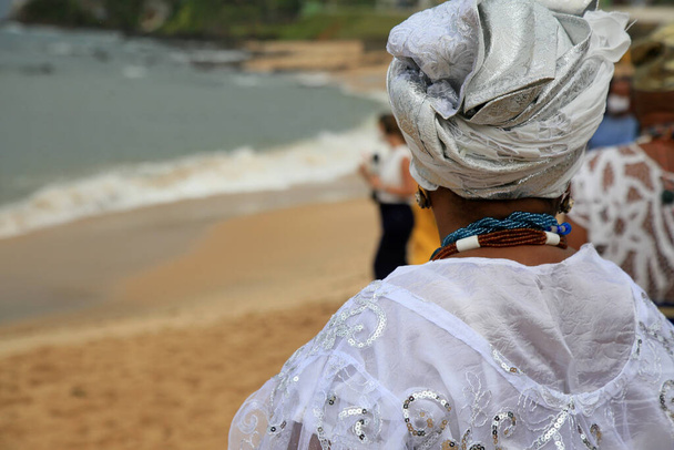 salvador, bahia, brazil - 2 февраля 2021: члены религии Candomble замечены во время подношения Орише Йемандже на пляже Rio Vermelho в городе Сальвадор. - Фото, изображение