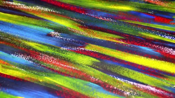 Muchas coloridas líneas de pintura de colores brillantes dibujadas sobre lienzo de cerca. - Metraje, vídeo