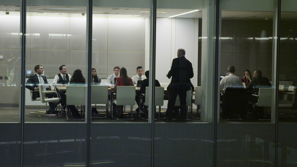 Diversi team di lavoro in sala riunioni a tarda notte nell'ufficio contemporaneo
 - Filmati, video