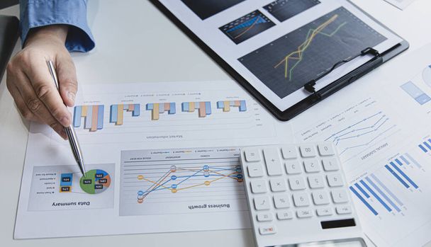 Finanční podnikatel analyzovat graf výkonnosti společnosti vytvářet zisky a růst, Zprávy o průzkumu trhu a statistiky příjmů, Finanční a účetní koncepce. - Fotografie, Obrázek