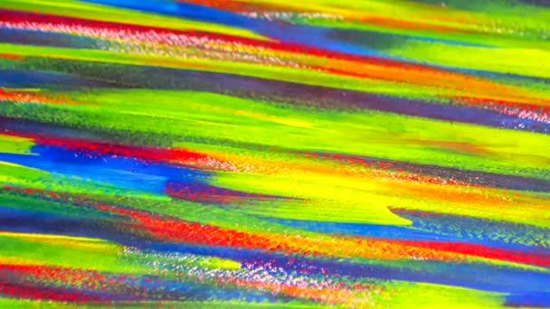 Muchas coloridas líneas de pintura de colores brillantes dibujadas sobre lienzo de cerca. - Metraje, vídeo