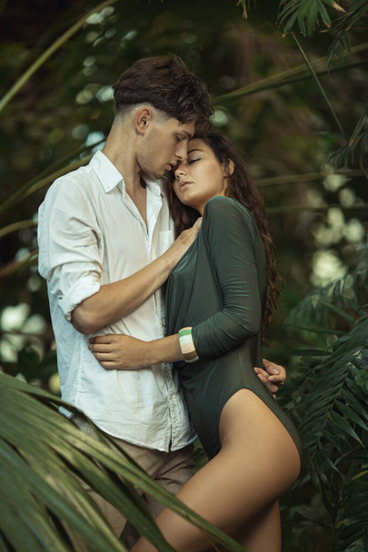 Ρομαντικό ζευγάρι ερωτευμένο Στέκεται στην τροπική ζούγκλα - Φωτογραφία, εικόνα