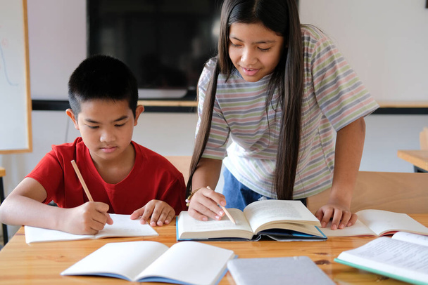 Asijské chlapec dívka student studuje psaní poznámek dělá domácí úkoly v knihovně. vzdělávání ve škole - Fotografie, Obrázek