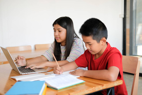 asiático chico chica estudiante estudiar aprendizaje lección en línea. educación a distancia a distancia en el hogar - Foto, Imagen