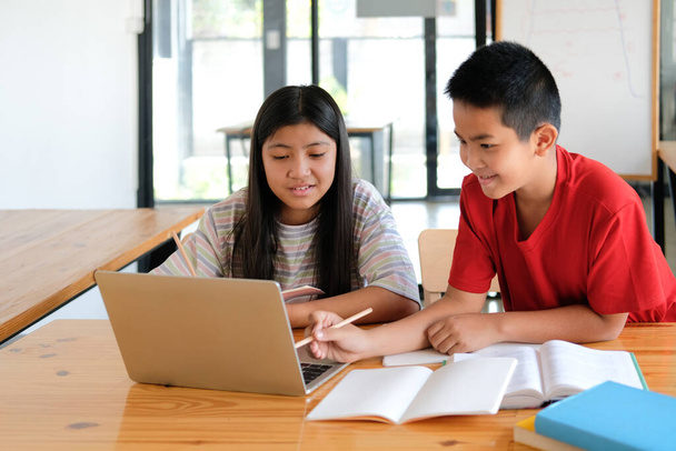 aziatische jongen meisje student studeren leerles online. afstandsonderwijs op afstand thuis - Foto, afbeelding