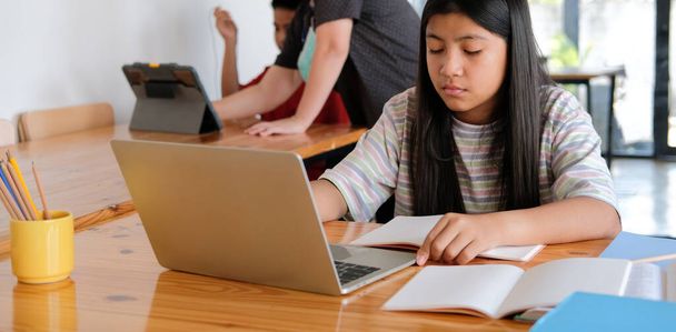 asiatico ragazzo ragazza studente studiare lezione di apprendimento online. formazione a distanza a distanza in casa - Foto, immagini