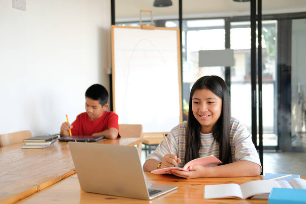 asiático menino menina estudante estudando aprender lição online. reunião remota educação à distância em casa - Foto, Imagem