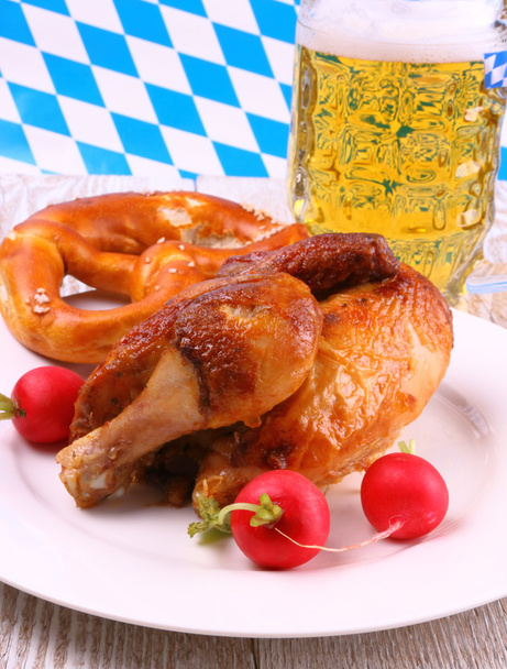 Октоберфест курица и крендель, пиво, редиска
 - Фото, изображение