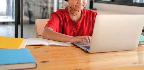 asiático chico estudiante aprendizaje lección en línea. educación a distancia a distancia en el hogar - Foto, imagen