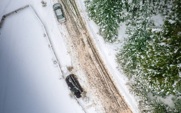 Машина на узбіччі гірської дороги. Машина котилася на відкритому сніговому асфальті
. - Фото, зображення