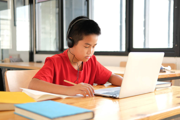 asiático menino estudante estudar aprender lição online. reunião remota educação à distância em casa - Foto, Imagem