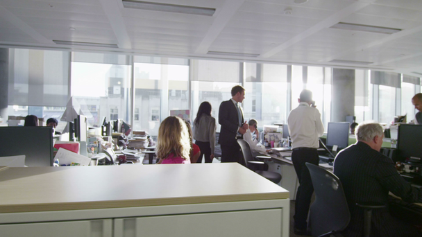Groupe d'affaires diversifié travaillant ensemble dans un grand bureau de ville moderne
 - Séquence, vidéo