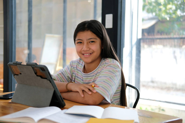 menina asiática estudante estudando aprender lição online. reunião remota educação à distância em casa - Foto, Imagem