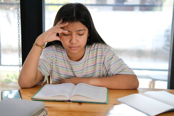 азіатська дівчина студент вивчає важкі почуття, стресові втомлені виснажені нудно. освіта дітей
 - Фото, зображення